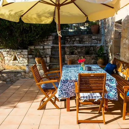 Holiday home Petromanos, A Unique Place With Dreamy Sunsets!
